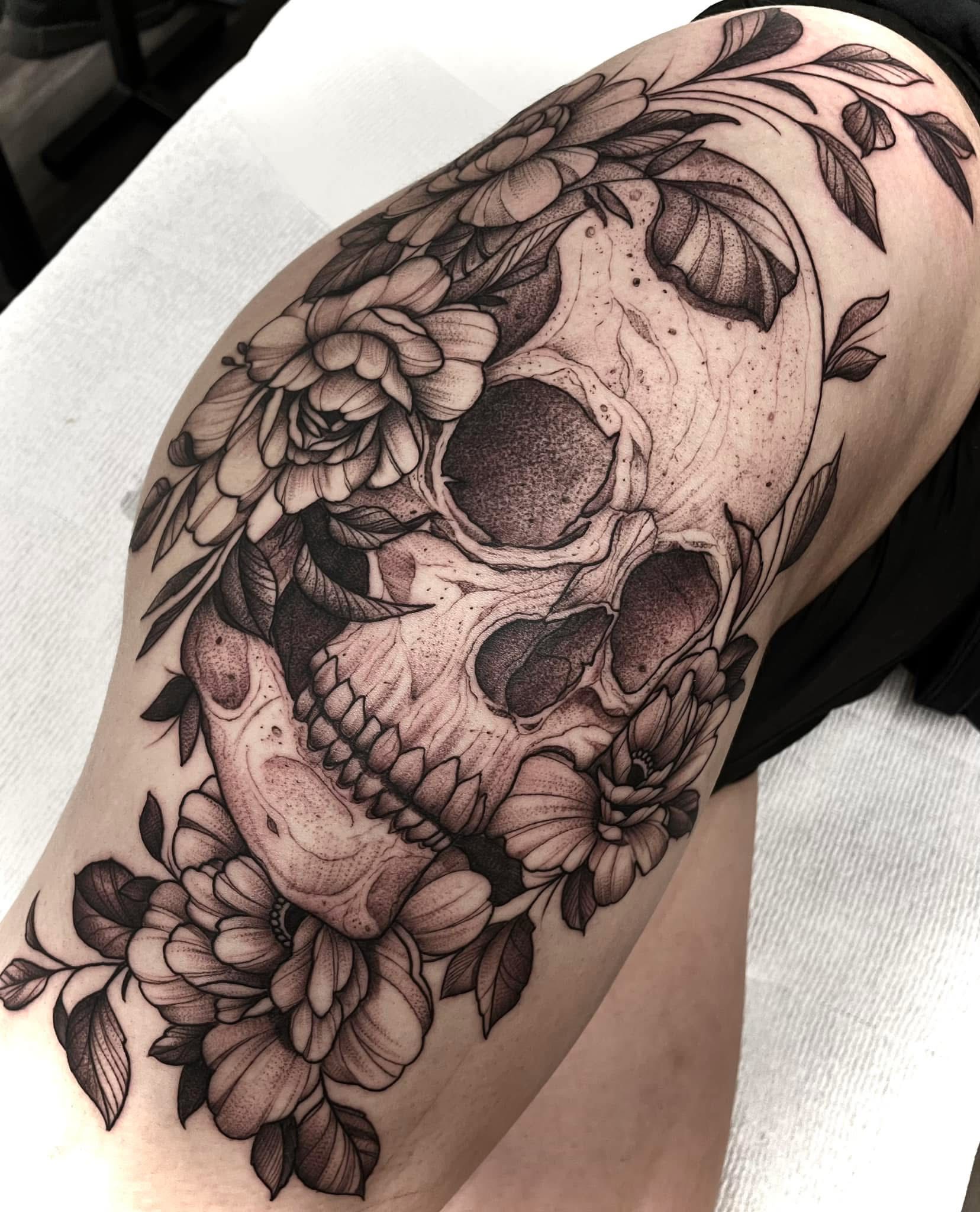 Skull & flowers — thigh piece